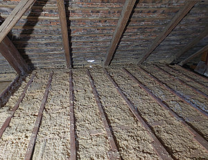 Zateplení stropu rodinného domu pomocí foukané izolace